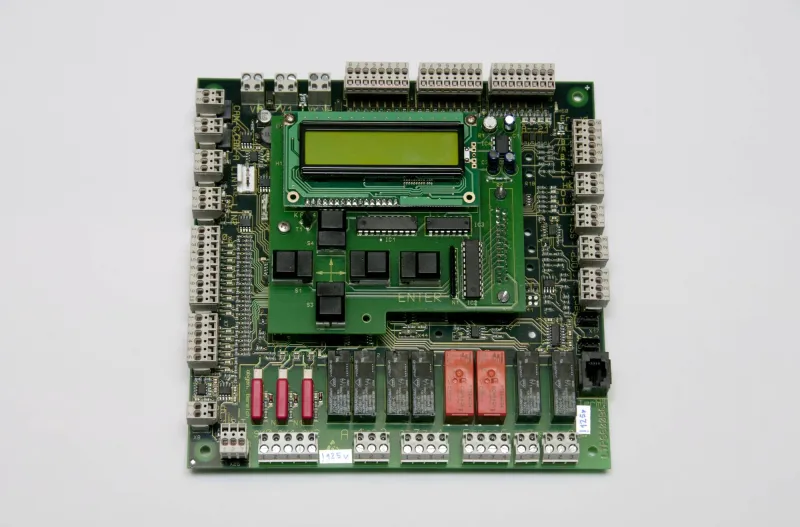 El equipo de mando EKM66 dispone de avanzadas prestaciones mediante el uso de un potente microprocesador. El módulo base permite la conexión de periféricos que se comunican a través de puertos serie CAN o LIN bus con la tarjeta principal. 
